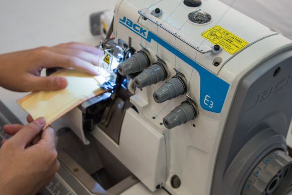 Jack E3-4-M2-24, чотиринитковий промисловий оверлок з енергоефективним вбудованим сервомотором Jack E3-4-M2-24, чотиринитковий промисловий оверлок з енергоефективним вбудованим сервомотором