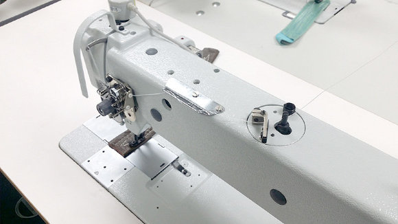Typical GC 20606-1L18, одноголкова безпосадкова швейна машинка з довгим рукавом