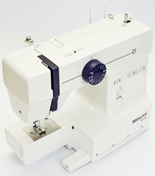 Minerva M10B, електрична швейна машина з вертикальним човником та напівавтоматичною петлею Minerva M10B, електрична швейна машина з вертикальним човником та напівавтоматичною петлею