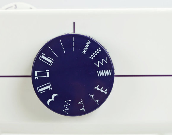 Minerva M10B, електрична швейна машина з вертикальним човником та напівавтоматичною петлею Minerva M10B, електрична швейна машина з вертикальним човником та напівавтоматичною петлею