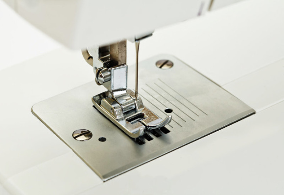 Minerva M10B, електрична швейна машина з вертикальним човником та напівавтоматичною петлею Minerva M10B, електрична швейна машина з вертикальним човником та напівавтоматичною петлею