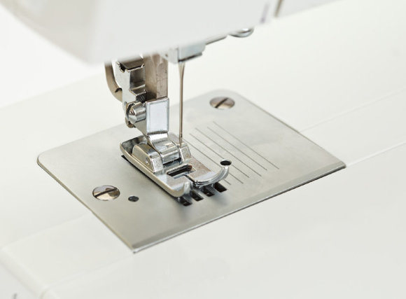 Minerva M20B, електрична швейна машина з вертикальним човником та напівавтоматичною петлею