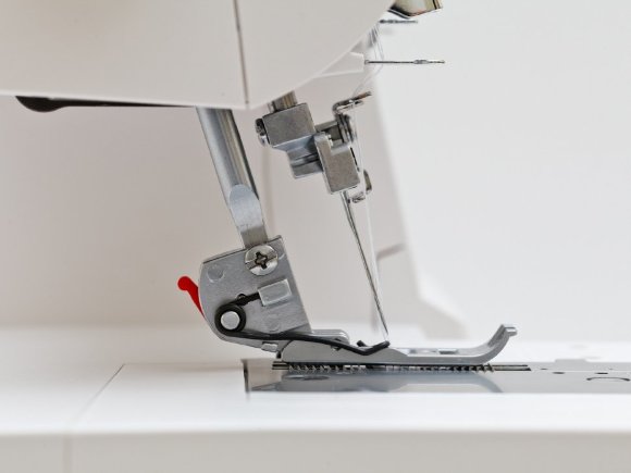 Minerva M2000PRO, 2/3/4-ниткова побутова розпошивалка з автоматичним натягом нитки та рукавною консоллю