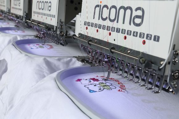 Ricoma CHT-1206, шестиголова промислова вишивальна машина з полем вишивки 2400 x 450 мм