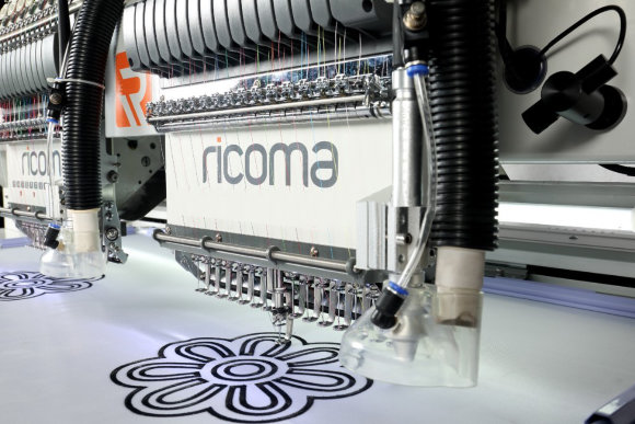 Ricoma CHT2-1502-LC, двоголова промислова вишивальна машина з лазерним пристроєм різання тканини та площею вишивки 800 x 450 мм