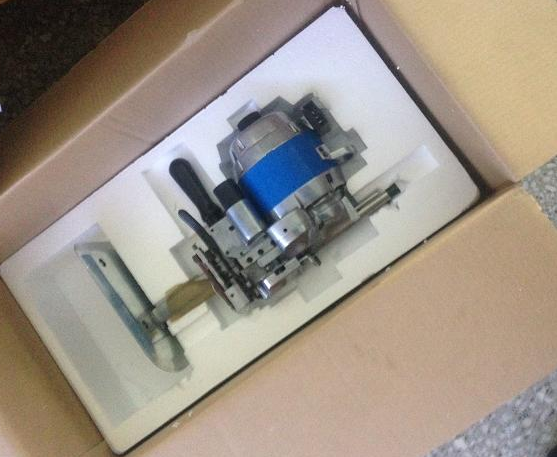 Minerva CZD-103, вертикальный сабельный раскройный нож Minerva CZD-103, вертикальный сабельный раскройный нож