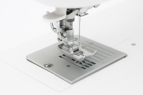 Minerva Eclipse 4820, швейна машина для дому з вертикальним човником та напівавтоматичною петлею