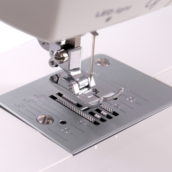 Minerva La Vento 730LV, бытовая швейная машина с вертикальным челноком и полуавтоматической петлей Minerva La Vento 730LV, бытовая швейная машина с вертикальным челноком и полуавтоматической петлей