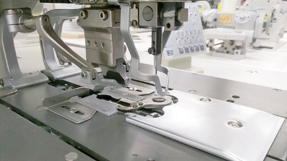 Typical GT 9820, комп'ютерна вічкова петельна машина ланцюгового стібка