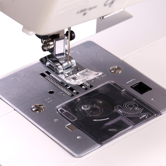 Minerva MC210Pro, комп'ютеризована швейна машина