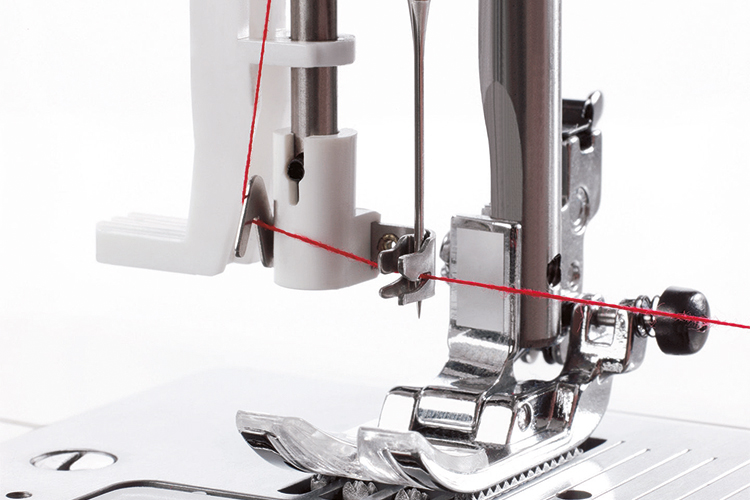 швейная машинка электронная Minerva Decor Ultra со встроенным нитевдевателем
