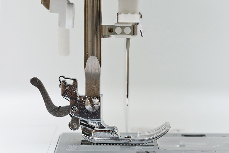 швейна машина електронна Minerva Decor Ultra з позиціонером голки