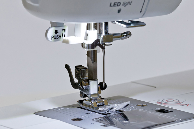 встроенная подсветка на электронной швейной машинке Minerva Decor Ultra