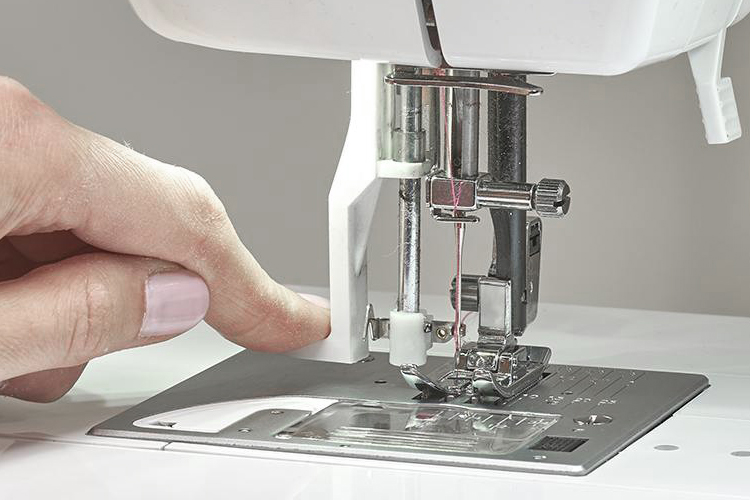 швейна машина Minerva LongArm Professional з вбудованим нитковдівачем
