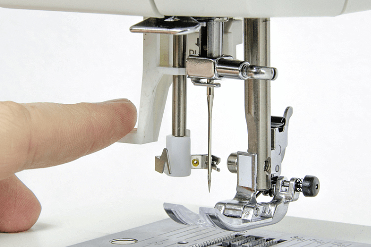 автоматичний нитковдівач на швейній машині з обрізанням нитки Minerva MC250C