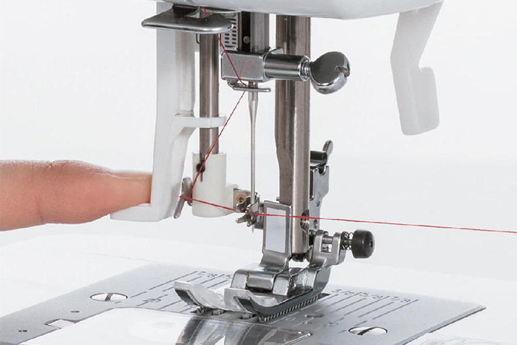 вдеватель нитки на электронной швейной машинке Minerva MC 110 Pro