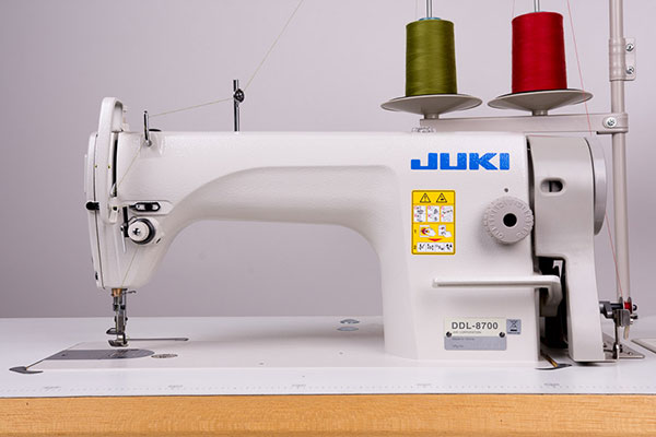 практичний дизайн швейної машини Джукі 8700
