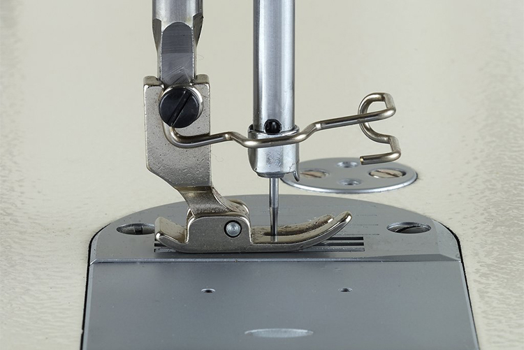 автоматичний доводчик голки на швейній машині Minerva M9800JE4