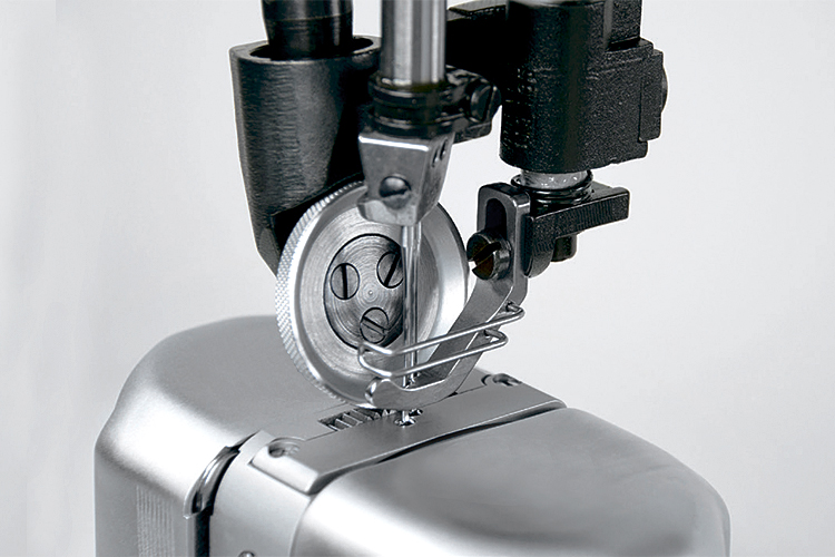 двухигольная колонковая швейная машина Typical GC 24680 с роликом